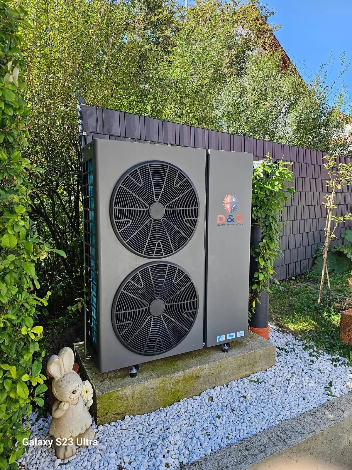 D&C Wärmepumpe mit zwei Ventilatoren im Garten