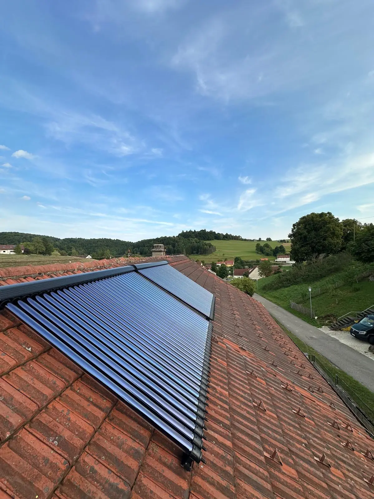 Solarthermieanlage auf einem Ziegeldach