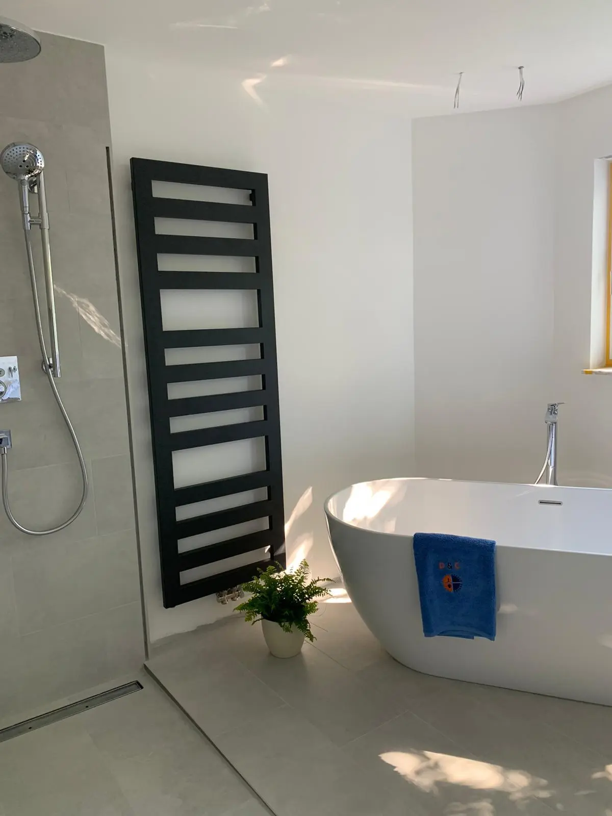 Modernes Bad mit WC, Bidet und Waschtisch